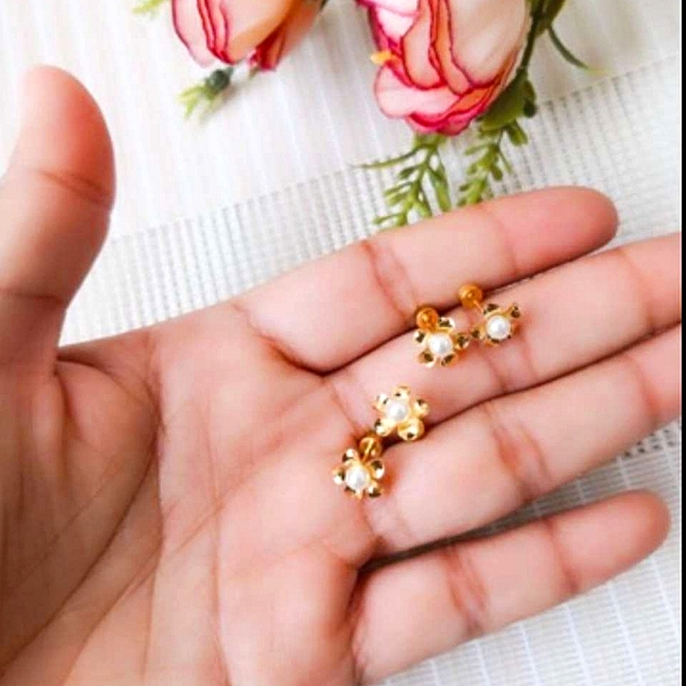 Flower stud earrings